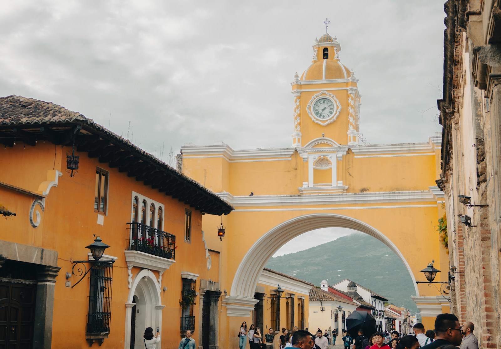 Arco de Santa Catalina y calles de Antigua Guatemala