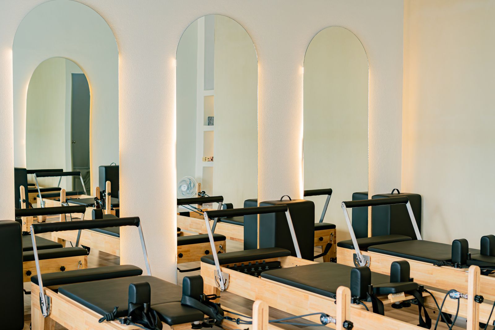 Estudio moderno de pilates equipado con reformers