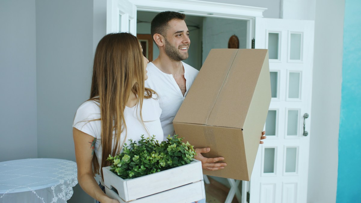 Personas trasladando cajas durante una mudanza